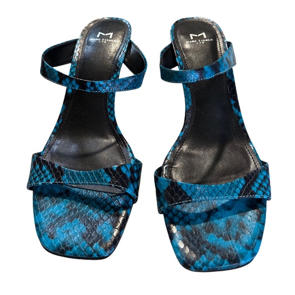 Marc Fisher Women’s Snake Print Blue Kitten Heels Sandals Shoes Sz 7M - Picture 2 of 8